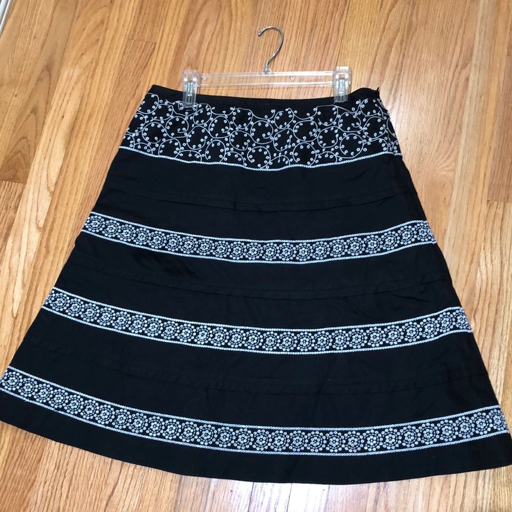 EUC Autograph New York Embroidered Skirt Size 10